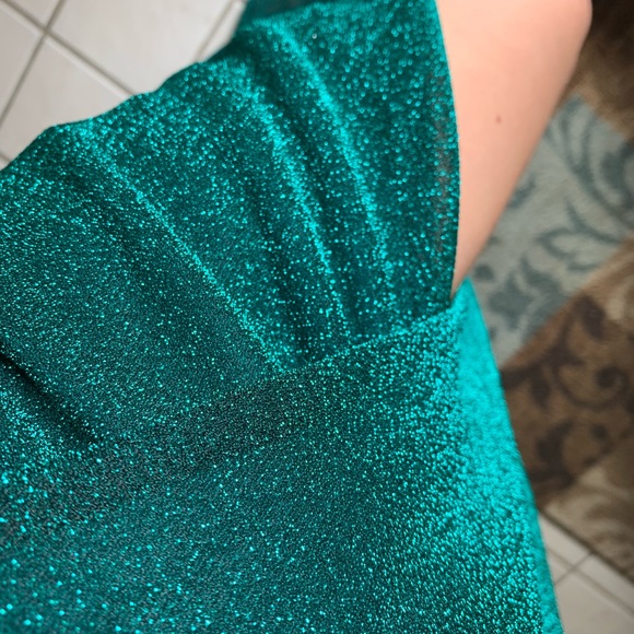 Emerald Green Prom Dress (size 2) - Picture 4 of 5